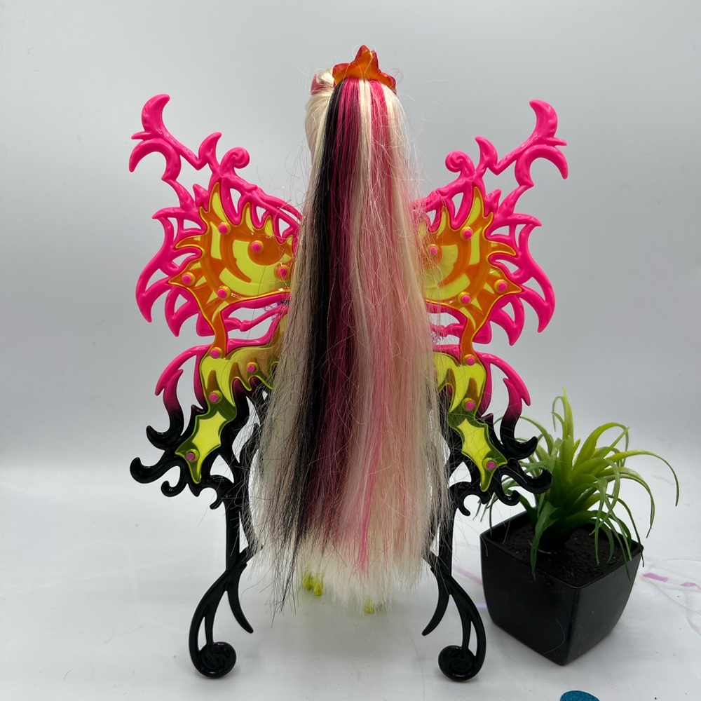 Monster High BONITA FEMUR Freaky Fusion Hybrid of Skelton & Moth Discontinued - Picture 11 of 15